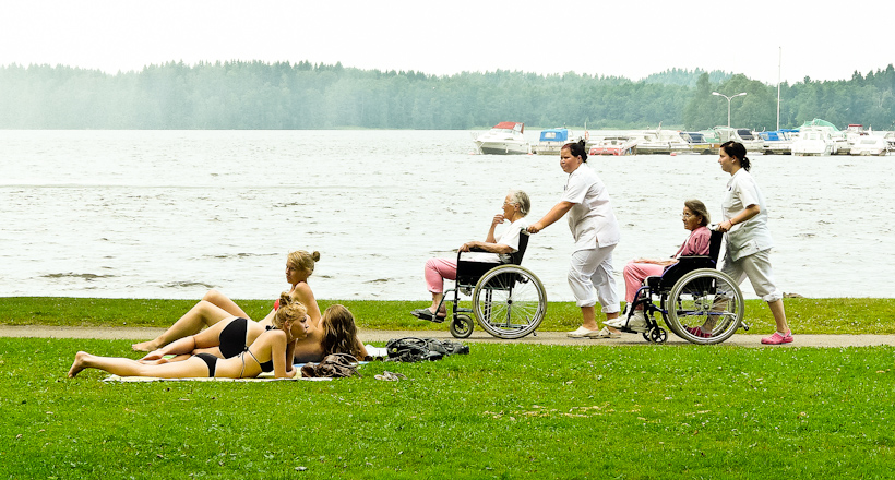 12 Markku_Huhta_IHANAT_NAISET_RANNALLA